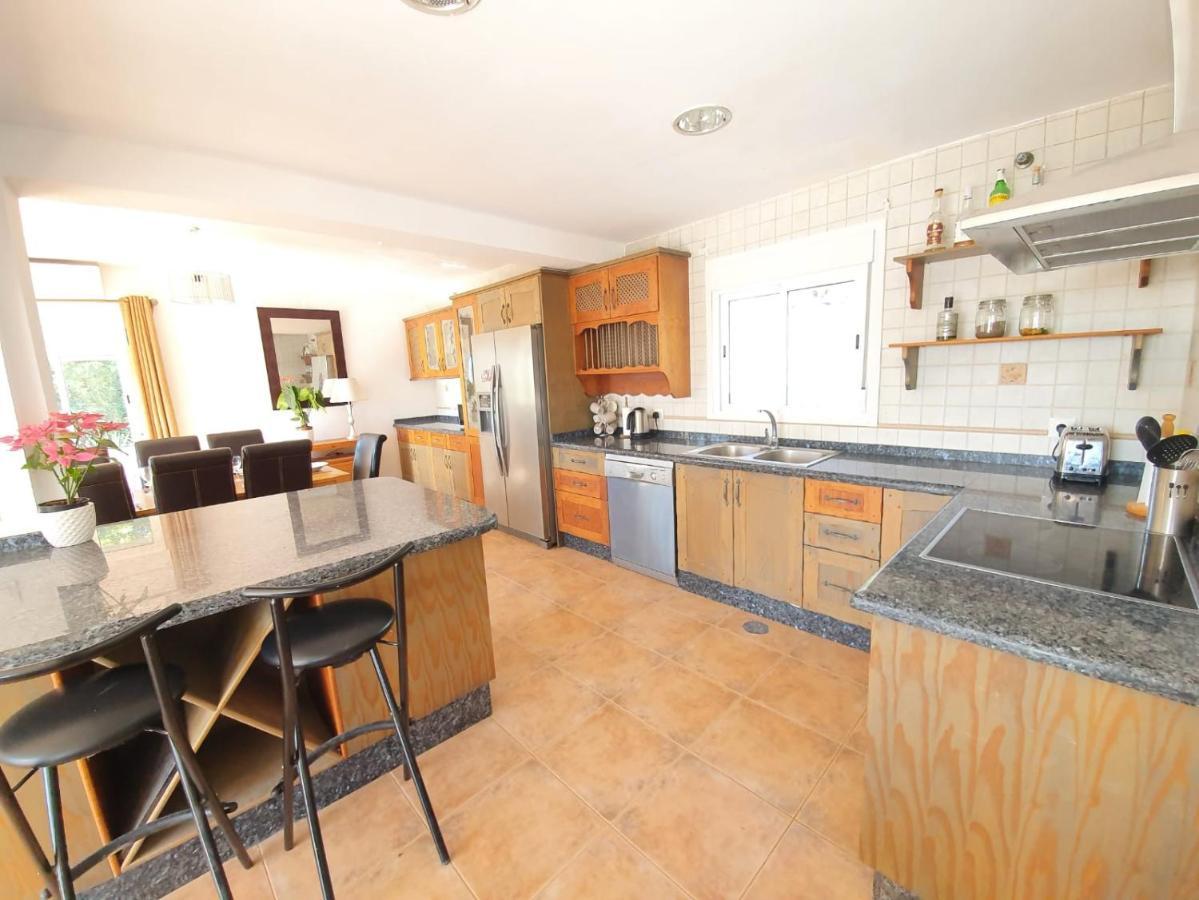 Beautiful 5 Bedroom Villa With Private Pool With Stunning Sea Views, Walking Distances To Shops Restaurants Beach مانيلفا المظهر الخارجي الصورة